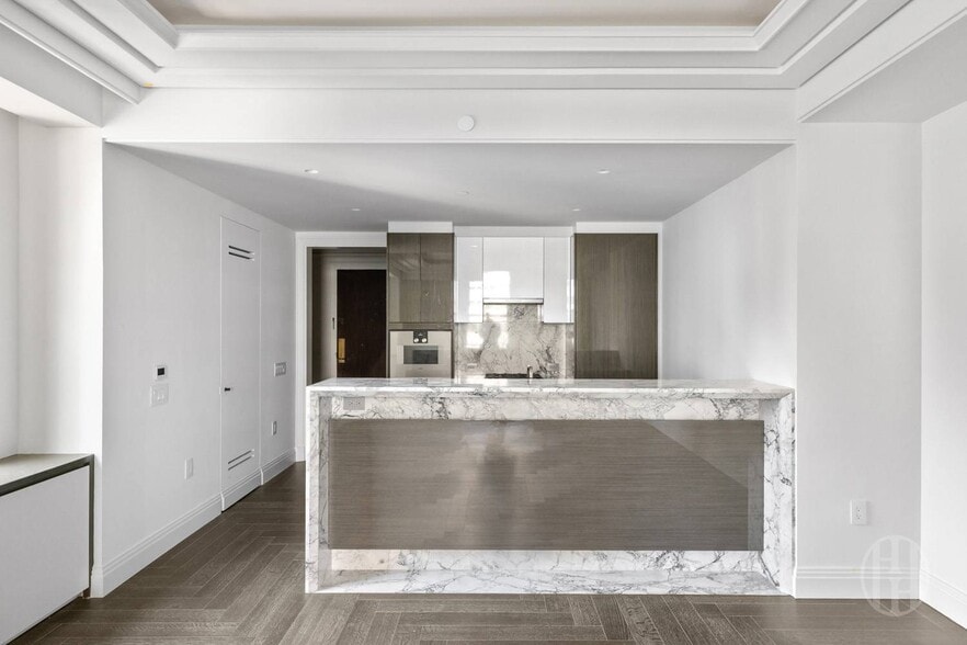 Building Photo - 303 Park Ave