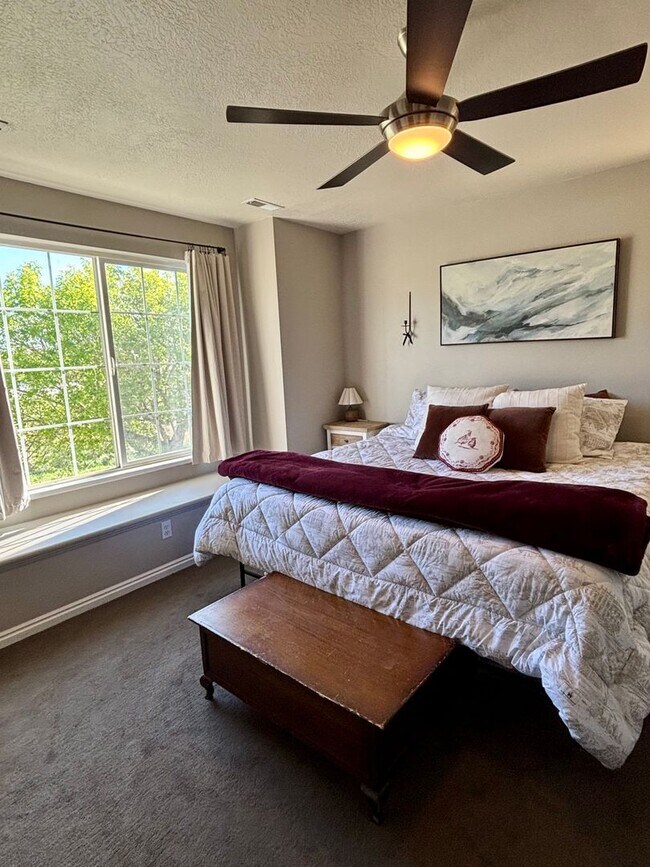 Building Photo - GORGEOUS Townhome!!!