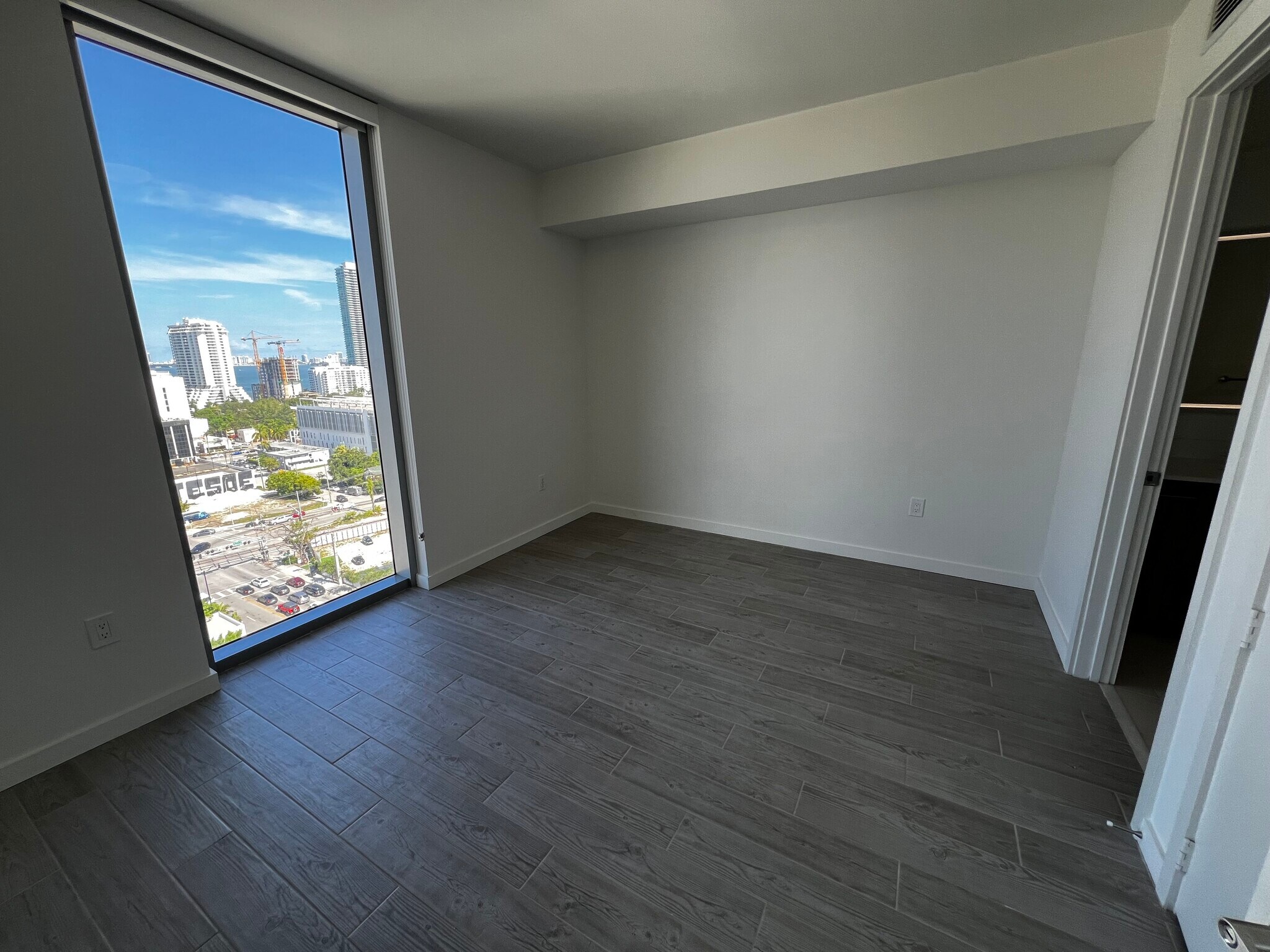 Building Photo - 208 NE 35th Ter