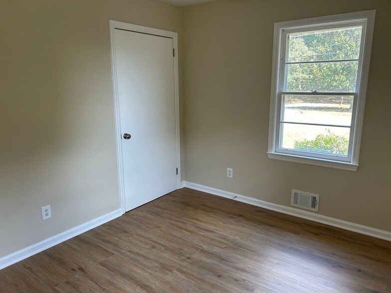 Building Photo - 665 S Wildwood Dr