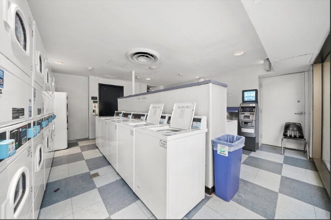 Building Photo - 4343 N Clarendon Ave