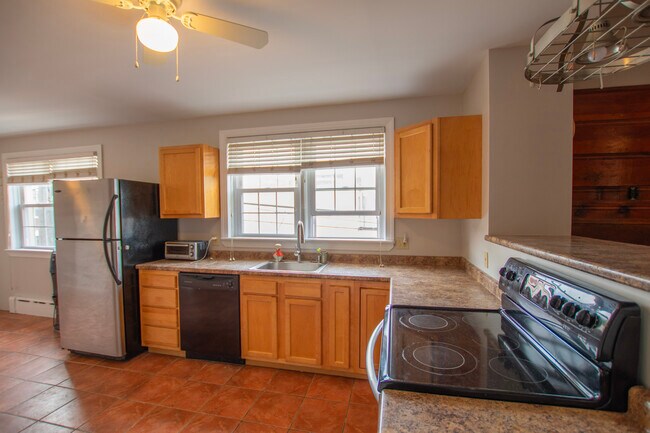 Building Photo - 2553 E Somerset St