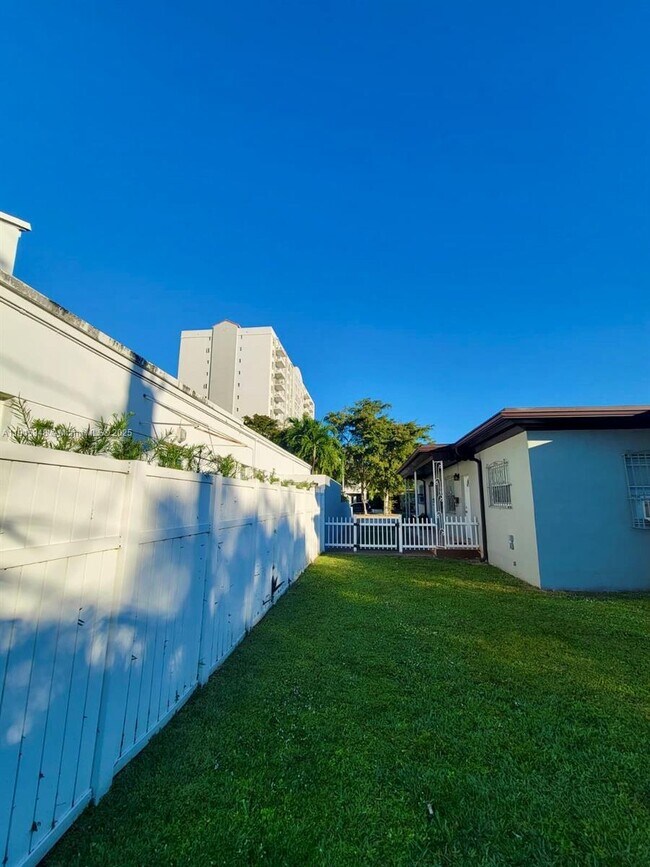 Building Photo - 3690 SW 24th St