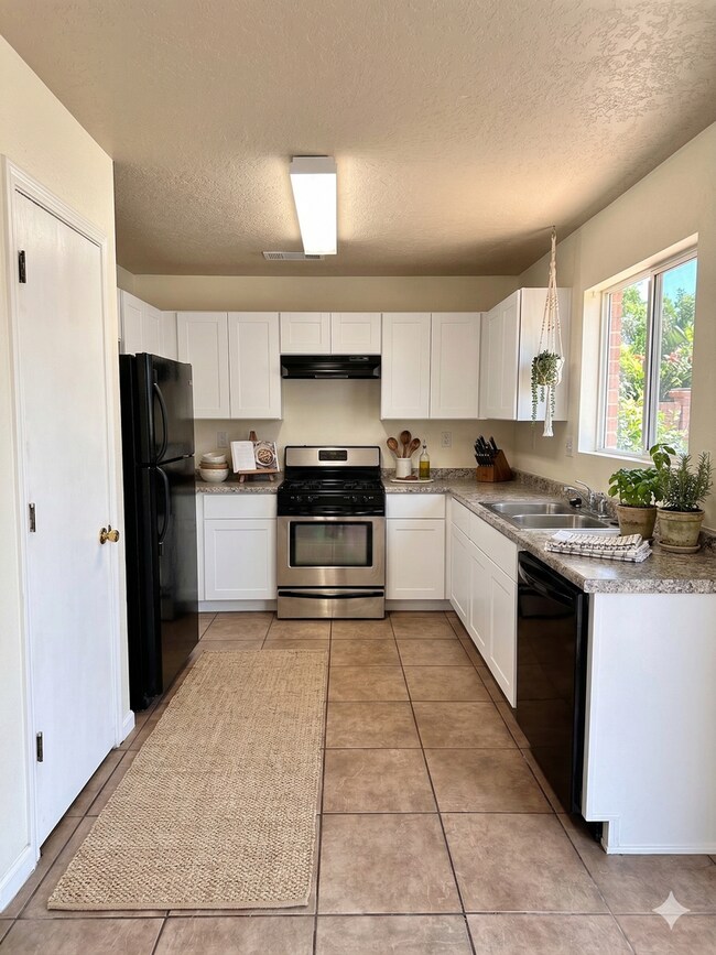 Building Photo - 3 Bedroom 2 Bathroom with 2 Car Garage