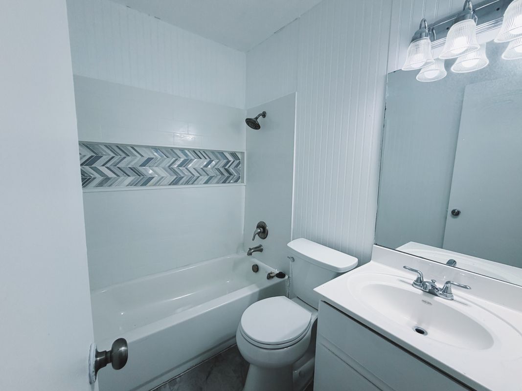 Building Photo - 9906 Hundred Oaks Cir
