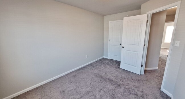 Building Photo - 4 Bed / 2-1/2 Bath Single Family Townhome w/1-Car Garage