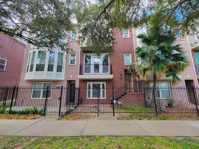 Building Photo - Beautiful Home with a Smart, Functional Floor Plan!