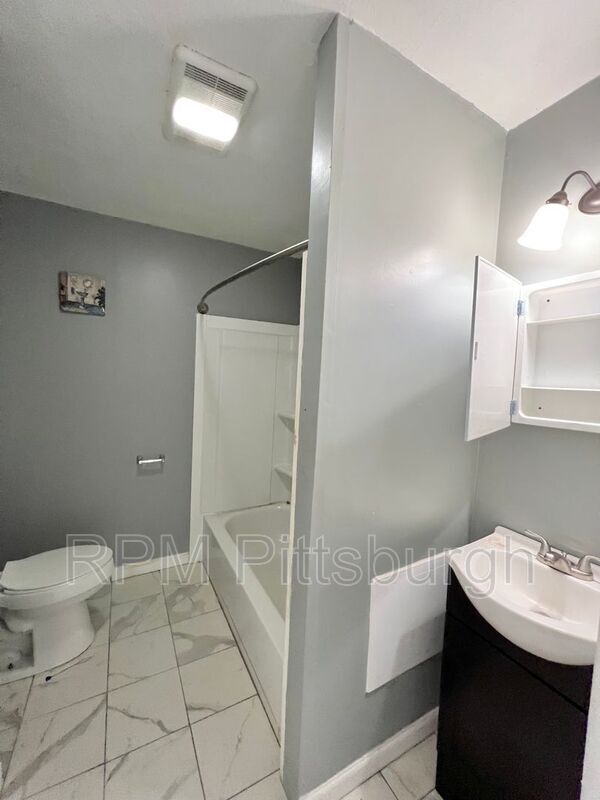 Building Photo - 208 W Hazel Way