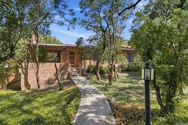 Building Photo - 207 Canyon Dr