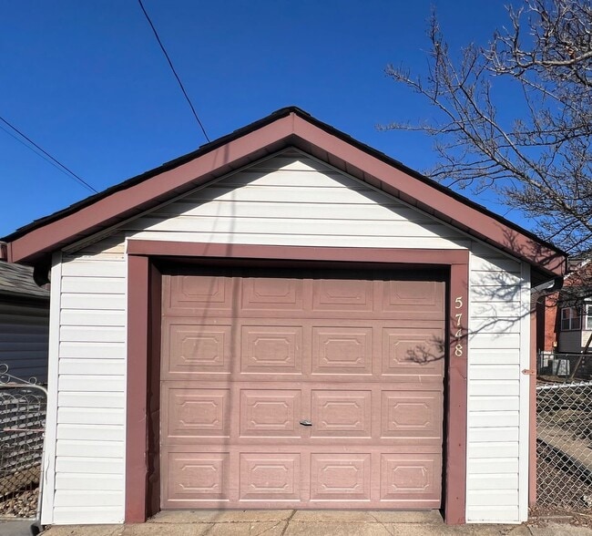 Building Photo - Cute Three Bedroom Home Available in South City!