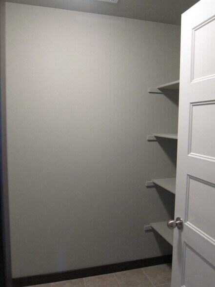 Building Photo - 1906 Leeward Ct