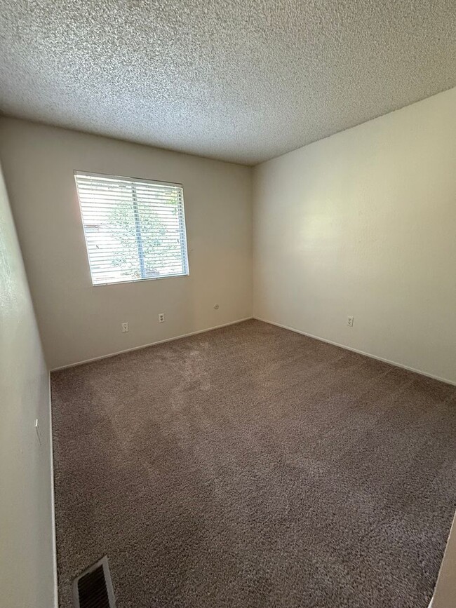 Building Photo - $500 OFF FIRST MONTH'S RENT-Two Story Cond...