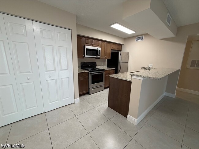 Building Photo - 5307 Summerlin Rd