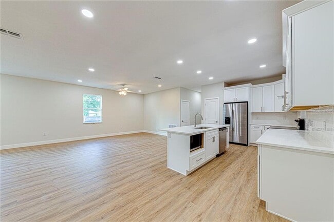 Building Photo - 247 N Pine Ave