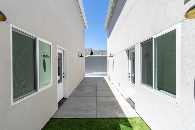 Building Photo - AVAILABLE FOR 2026-2027 SCHOOL YEAR...14 B...