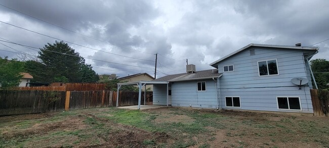 Building Photo - 3 Bedroom 1.5 Bathroom Home