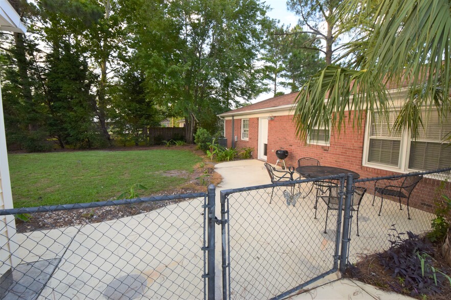 Building Photo - 617 Plymouth Dr