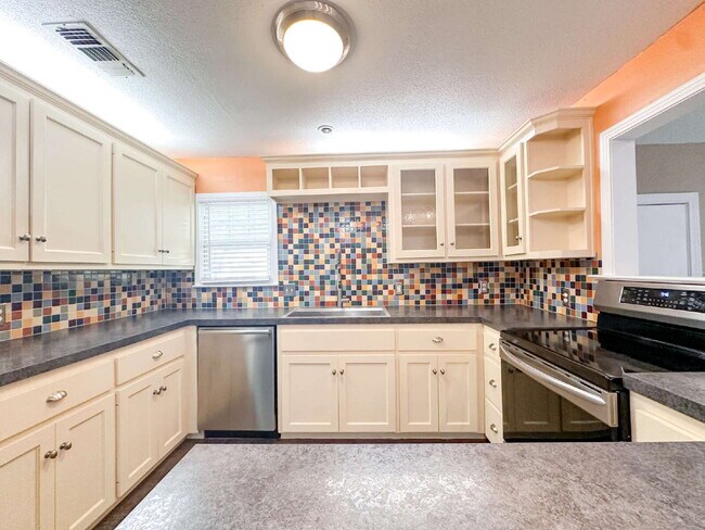 Building Photo - Large 3/2 in Tech Terrace