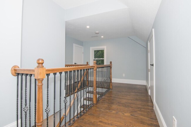 Building Photo - No Brokers Fee. InUnit Washer/Dryer, centr...
