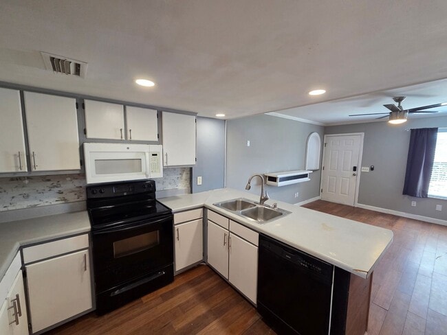 Building Photo - Great Efficiency Upstairs Apartment in PCB! *Basic Cable TV, Water/Sewer, Garbage & Lawncare Incl...