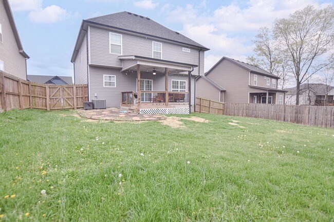Building Photo - Pet Friendly Three Bedroom with Bonus in Rossview!