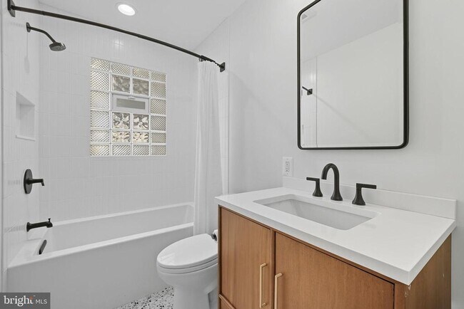 Building Photo - 511 Crestwood Dr