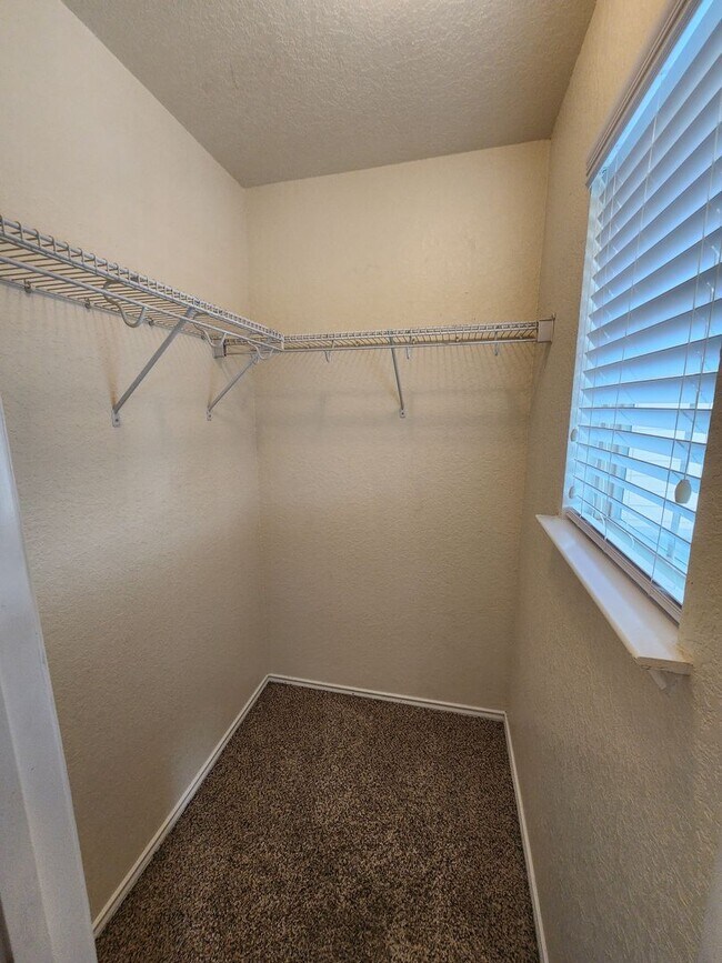 Building Photo - Spacious 3 Bedroom/2.5 Bath Home