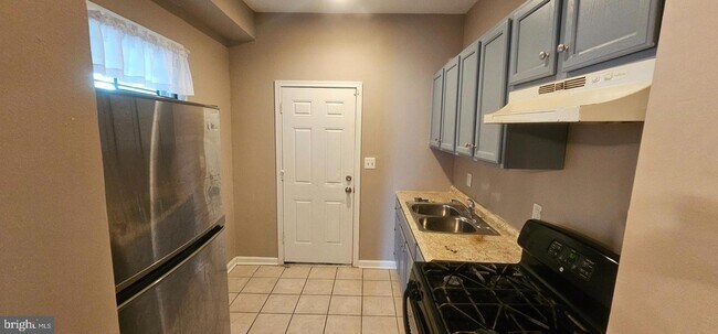 Building Photo - 2548 Oswego Ave