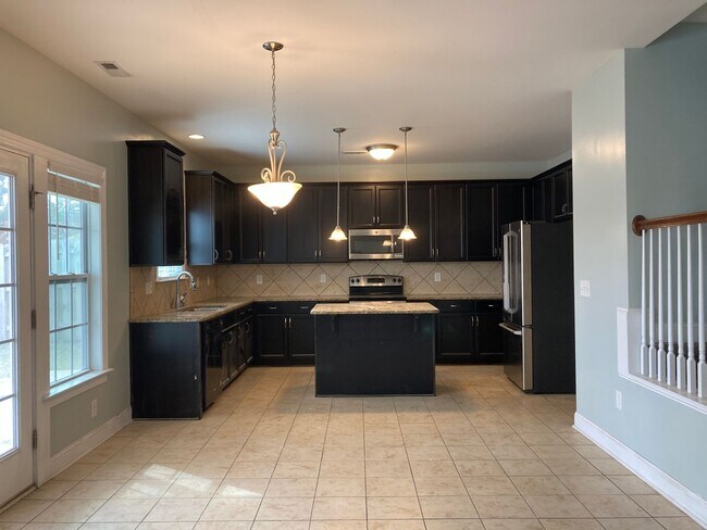 Building Photo - Immaculate 5 Bedrooms, 3.5 Bath Home Located Minutes from Shopping- Easy Commute to Sanford, Ft. ...