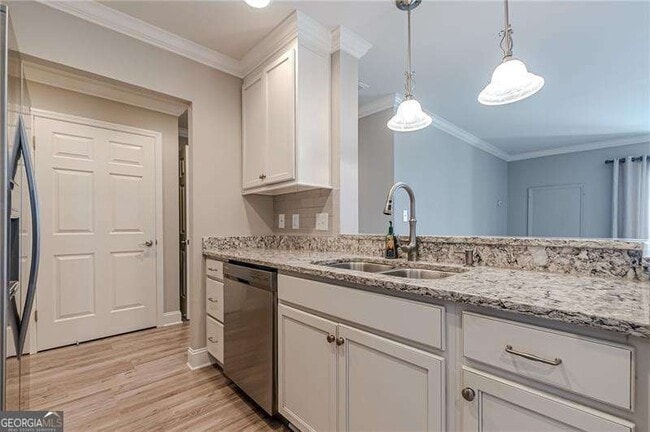 Building Photo - 300 Johnson Ferry Rd