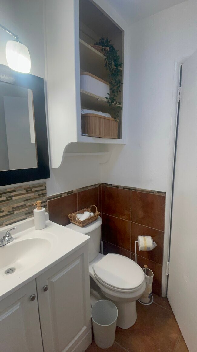 Building Photo - 292 E 42nd St