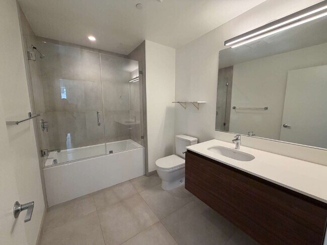 Building Photo - Luxurious Updated Condo in Dogpatch