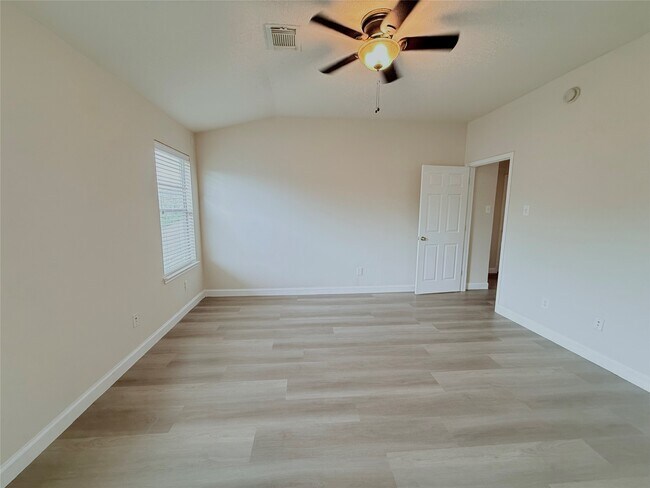 Building Photo - 26430 Richwood Oaks Dr