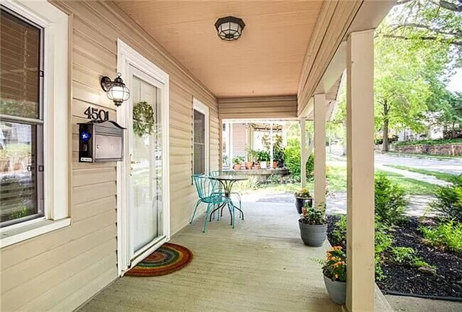 Building Photo - Charming West Plaza Bungalow