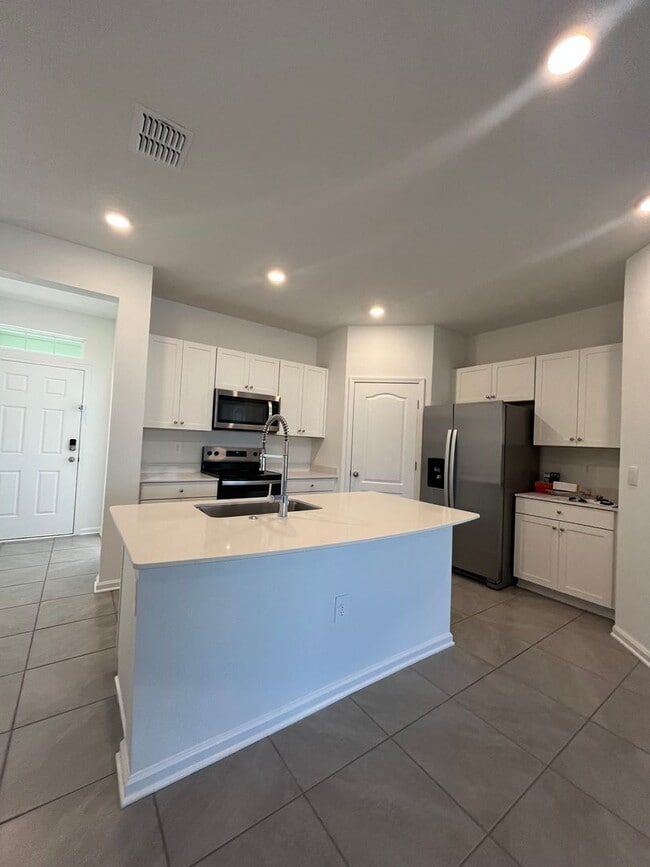 Building Photo - Town Home in The Trails -2 Primary Suites!!