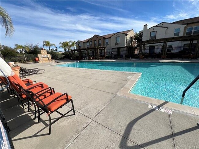 Building Photo - Well-maintained 2 bedroom, 2 bath condo with a loft