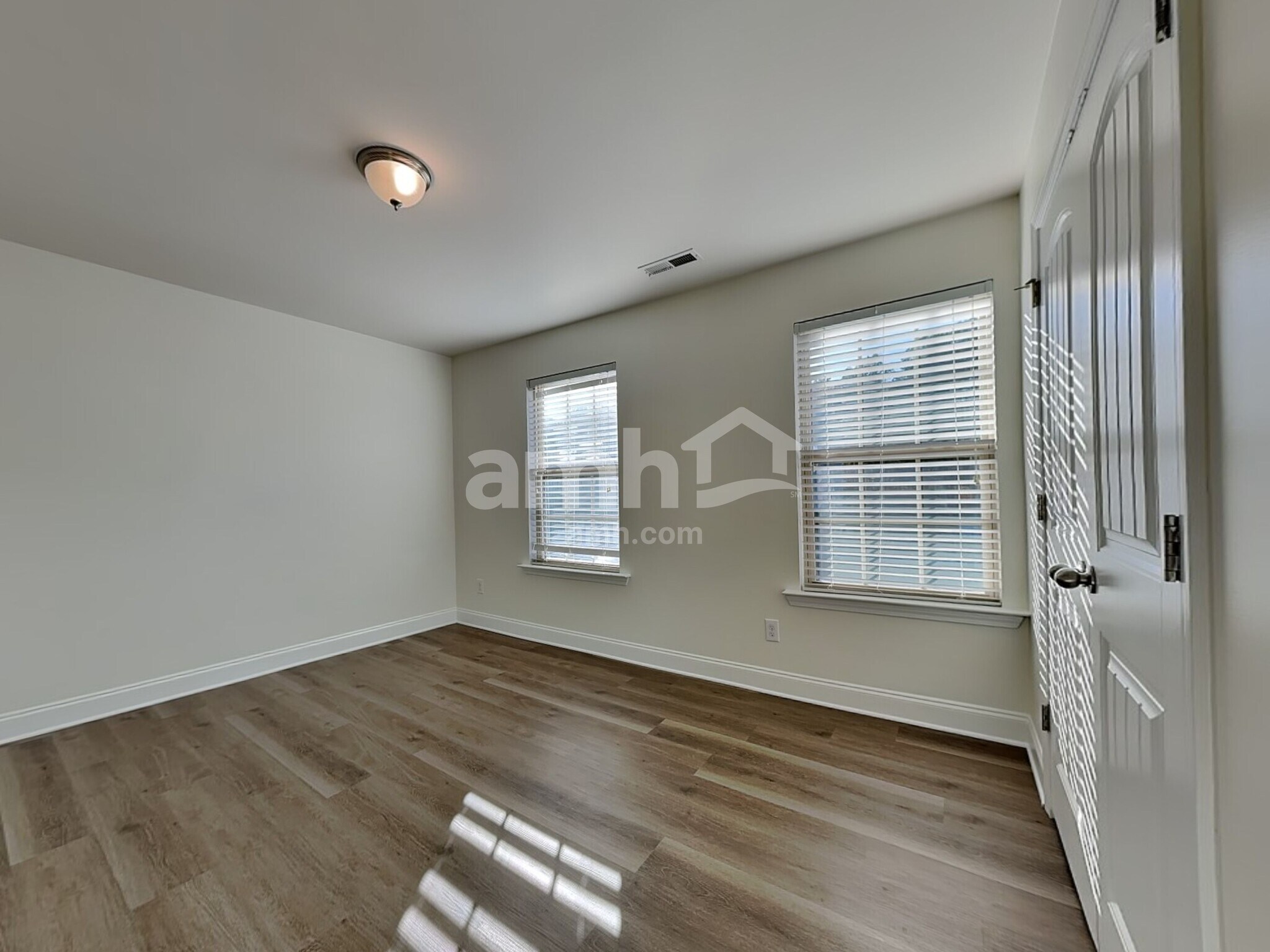 Building Photo - 185 Clubhouse Dr