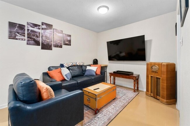 Building Photo - 3204 Menchaca Rd