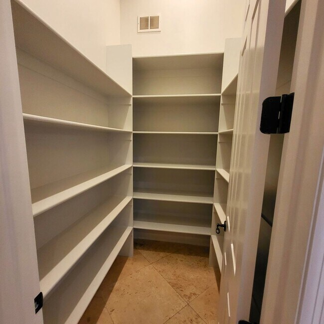 Building Photo - FIRST 2 WEEKS RENT FREE!!! BEAUTIFUL HOME ...