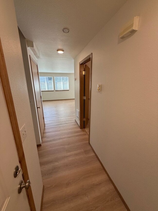 Building Photo - 3 bedroom 2.5 bathroom duplex with large fenced backyard available!!