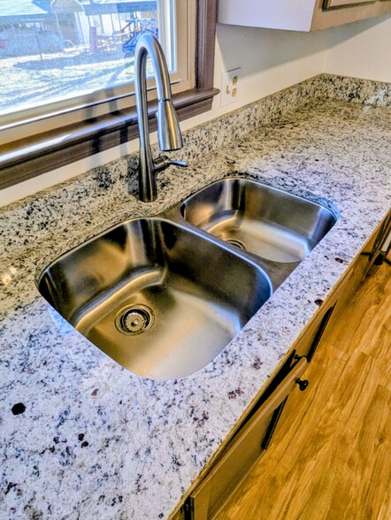 Building Photo - 201 Acorn Dr