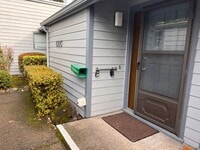 Building Photo - 2 bed 1.5 bath Eugene townhome