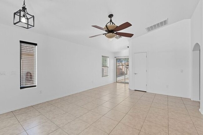 Building Photo - Bright & Inviting Tucson Home Near Davis-M...