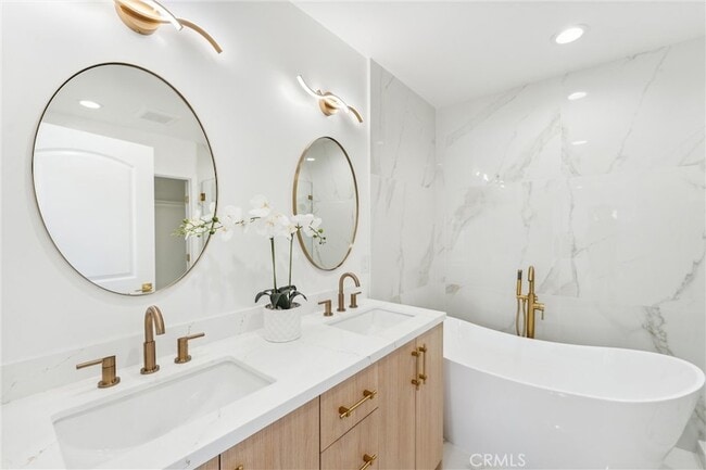 Building Photo - 3945 S Norton Ave