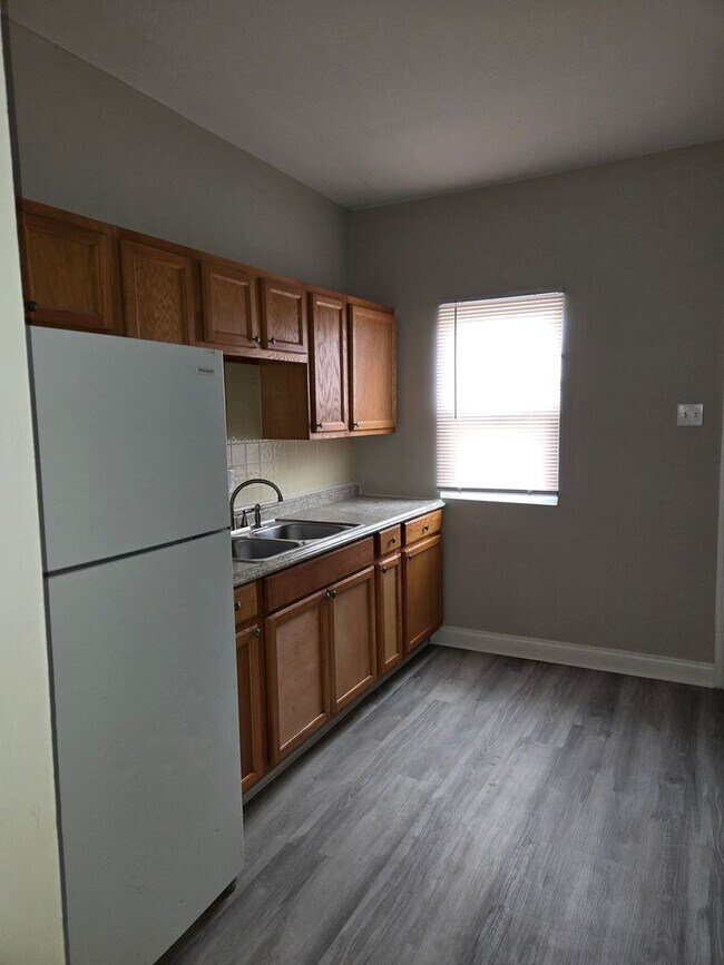 Building Photo - 648 Carpenter St