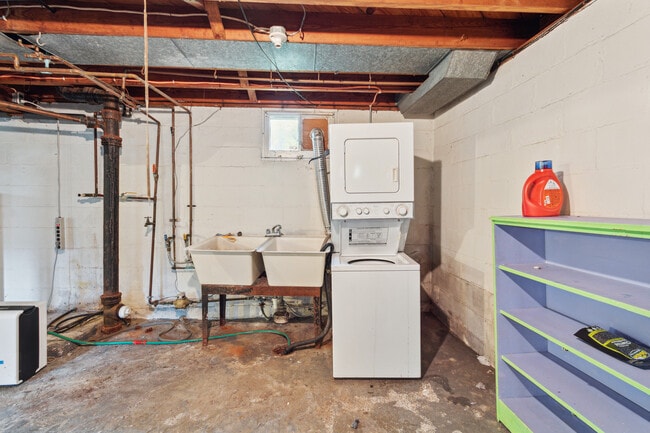 Building Photo - 629 St Clair Ave