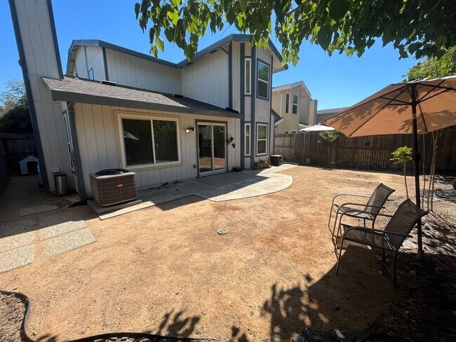 Building Photo - Spacious 3bed 2.5bath 2 story home available now!