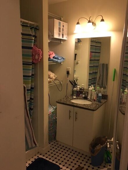 Building Photo - 461 Park Dr