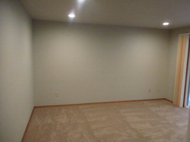 Building Photo - 2 bedroom 2 bath single story Duplex