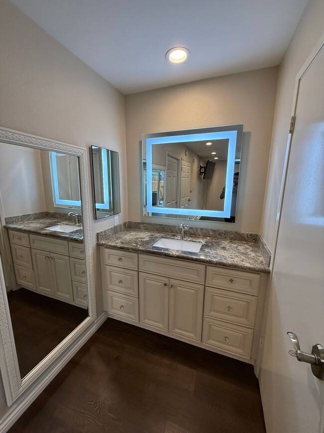 Building Photo - Spacious 3-Bed, 2-Bath End-Unit Townhome w...